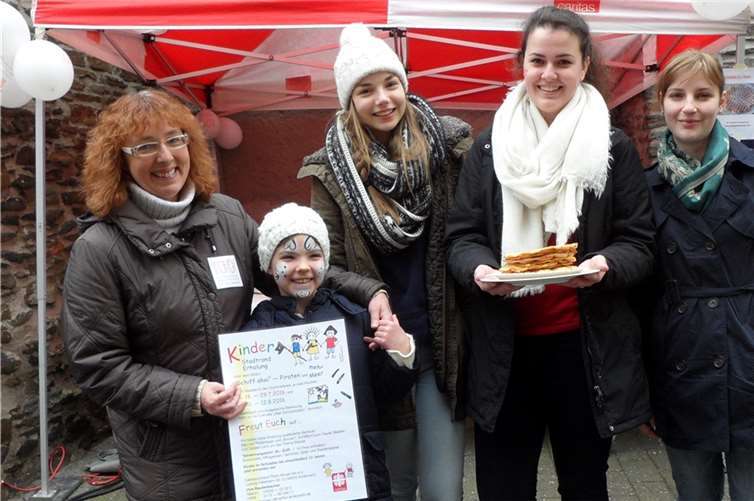 V. li. bei Brigitte Tretov, Franziska Reuter, Katrin Hennich und Viktoria Schrade am Stand der Caritas gab es kostenloses Kinderschminken und leckere Waffeln. E.T. Müller