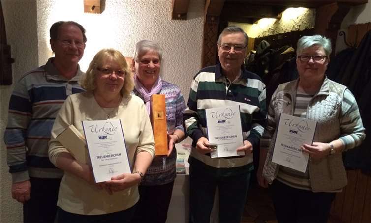 V. li. der 1. Vorsitzende Michael Dehen mit den zu Ehrenden Antje Müller, Christa Kneip, Arno Bednarz und Eva Emmerich.Privat