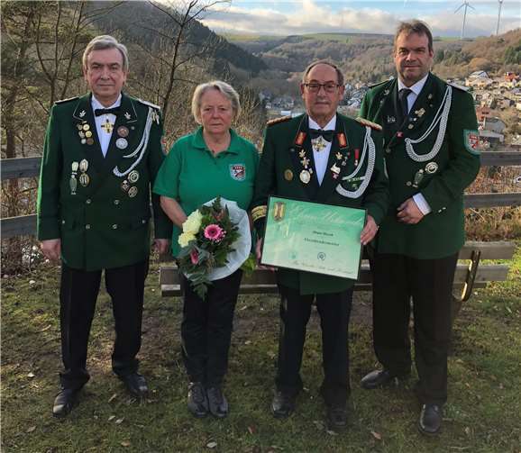 V. li. n. re.: 2. Brudermeister Rolf Hilger, Irene und Jürgen Rausch mit der Ernennungsurkunde zum Ehrenbrudermeiste und 1. Brudermeister Joachim Engel.