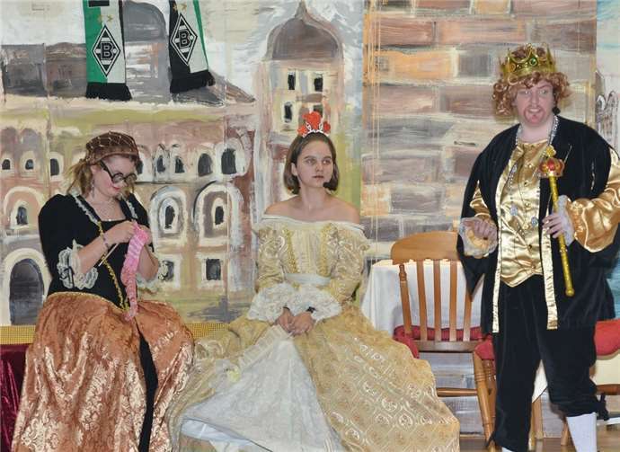 (V. li. n. re.): Evelyn Puder, Tabea Breicha und Gina Rosenberg als König Heinrich der Achte.