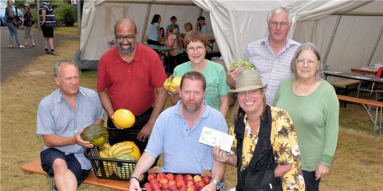 V. li. n. re.: Josef Winkler, Erika Fritsche, Gerhard Fritsche, Elfriede Schmidt. Sitzend Dr. Bernd Paffrath, Achim Hopfenmüller, Michael Spielmann bei der Übergabe der Geschenke.privat