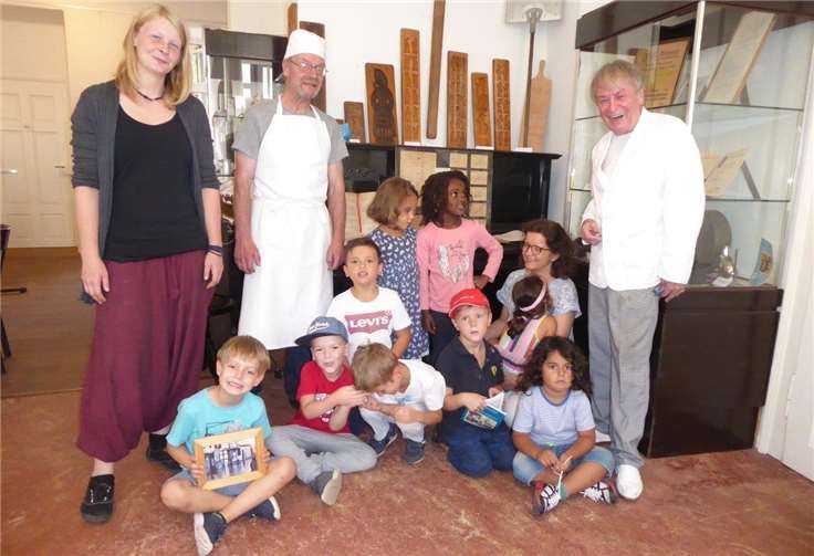 V. li. n. re.: Lara Bentz, Jüppi Dreiling, Kathrin Bodag, Heribert Etscheid und die Vorschulkinder der evangelischen Kita Oberwinter „Unter dem Regenbogen”. Privat