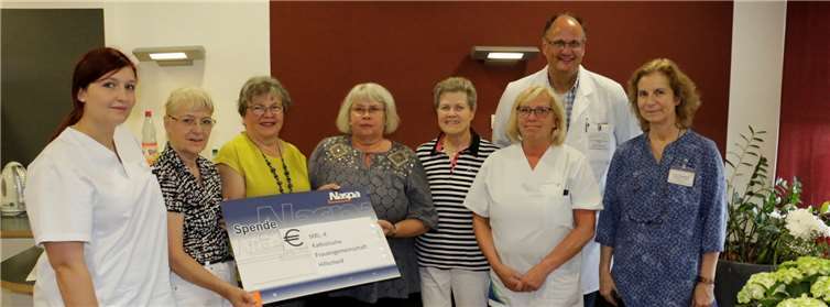 V. li. n. re.: Palliativschwester Eileen Baldus, Maria Petmecky mit ihren drei Kolleginnen vom Vorstand der katholischen Frauengemeinschaft Hillscheid: Frau Lemnitzer, Frau Spitzhorn und Frau Scherr, Palliativschwester Rosel Pitters, Chefarzt Dr. Christoph Lerchen und Psychologin Dr. Elke Freudenberg. privat