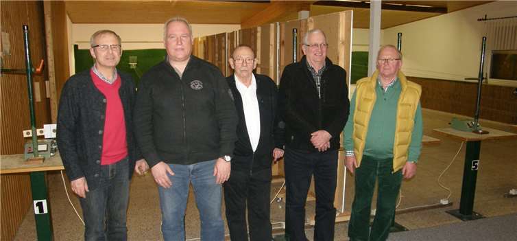 V. li. n. re.: Reinhard Auer, Kruft (Zweiter mit Zehntelwertung 52,2 – 10,6), Frank Bauer, Niedermendig (Sieger mit Z. 52,3), Karl Heinz Bentz, Rieden (Dritter mit Z. 52,2 – 10,4), Josef Sauerborn, Rieden (Vierter mit Z. 52,2 – 10,1), Eugen Hergenröther, Rübenach (Fünfter mit Z. 51,6). privat