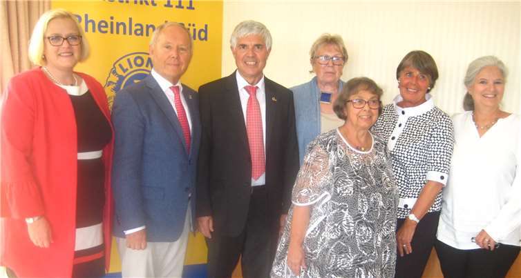 V. li. n. re.: Rula Strehl (Vizepräsidentin), Gerhard Bigalke (Past Präsident), Karlheinz Stöhr (Präsident), Heike Großgebauer (Schatzmeister), Christiane Schubert (Clubmaster) und Sigrid Meissner (Sekretär). Es fehlen: Michael Sperling (Mitgliederbeauftragter) und Monika Waldenmaier (Beauftragte für Activities).  Lions Club Meckenheim-Wachtberg
