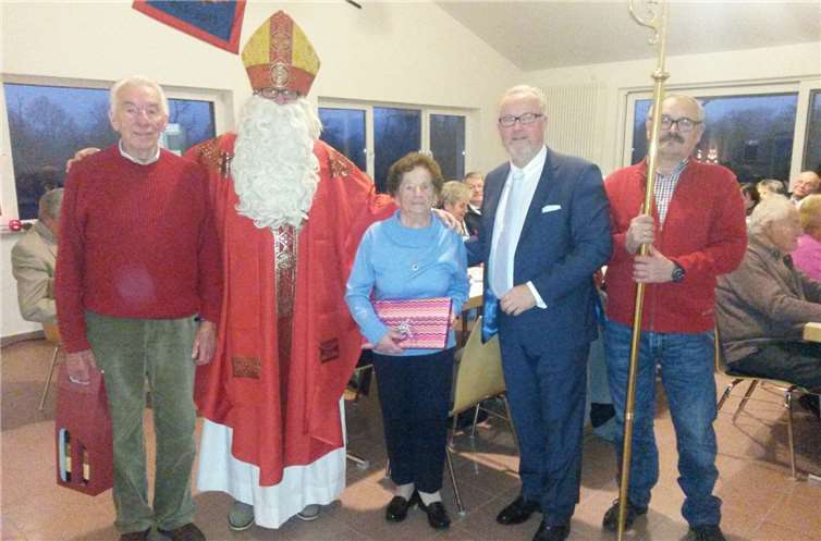 V. li. n. re.: Werner Söller, Nikolaus, Gisbert Führ, Angela Gemein, Ortsvorsteher Hans-Jürgen Juchem, Matthias Hirst. privat