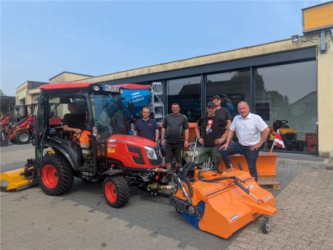 V. links n. rechts: Bauhof-Mitarbeiter Alexander Subarev, Firma Tibes Johannes Bender, Bauhof-Mitarbeiter Drago Subotic. Hintere Reihe: Nils Schütt sowie Vorarbeiter Simon Sauer und Stadtbürgermeister Gerd Klasen.  Foto: privat