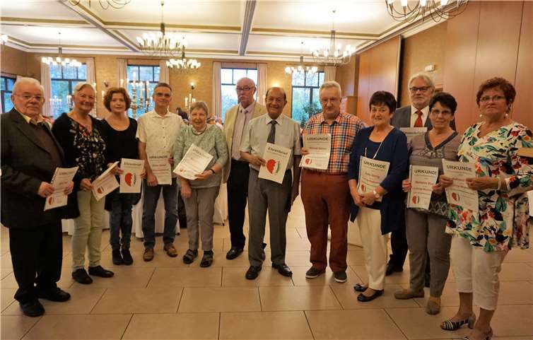 Zahlreiche Ehrungen auf dem Vereinsfest im Waldhotel V. l.n.r): Dieter Hall (25 Jahre), Karin Tenorth (10 Jahre), Mareyke Winkel (16 Jahre Kassiererin), Stellvertretender Vorsitzender Günter Winkel (10 Jahre Mitglied), Margret Irnig (10 Jahre), Vorsitzender Heiner Tamms, Dr. Perkash Piassa (27 Jahre Arzt Koronarsportgruppe), Wilfried Zeilstra (10 Jahre), Sofie Hörnig (15 Jahre), Norbert Tuschen (12 Jahre Beauftragter für Öffentlichkeitsarbeit), Marianne Sturm (15 Jahre) und Waltraud Noe (10 Jahre). Gerda Saxler-Schmidt