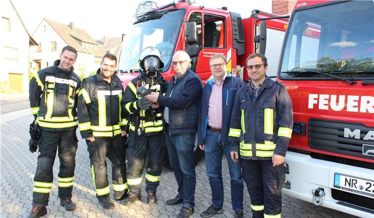 V. l.n.r.: Ronny Roos, Wehrführer Florian Polifka, Paul Schmidt mit Wärmebildkamera, 1. Vorsitzender Förderverein Bodo Polifka, 2. Vorsitzender Förderverein Holger Kurz, stellv. Wehrführer Marco Kurz. Foto: privat