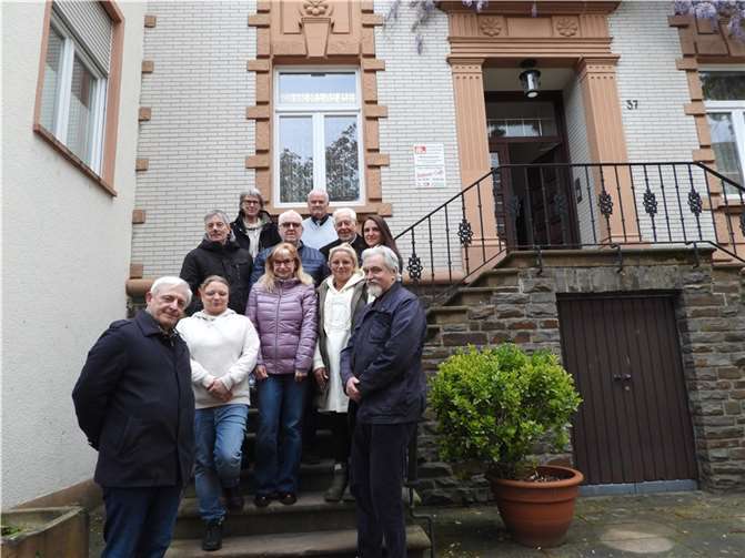 V. oben nach unten v.li. Maria Allard, Beisitzerin, Eduard Boemer, Schatzmeister, Michael Stienz, Kassenprüfer, Hans-Werner Kreutz, 1. Vorsitzender, Pfr. Michael Jaster, Geistlicher Beirat, Linda Rammonat, Schriftführerin, Heike Schmidt-Boßlet, Kassenprüferin, Natalie Matecki, Bürokraft, Nicole Matecki, 2. Vorsitzende, Raimund Altreuther, Beisitzer, Johannes Probst, Dienststellenleiter. Quelle: SKM Cochem-Zell