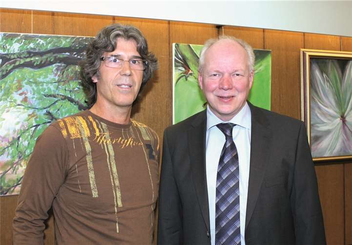 (V .r) Bürgermeister Theo Hüffel eröffnet die Ausstellung von Ernst Doll.