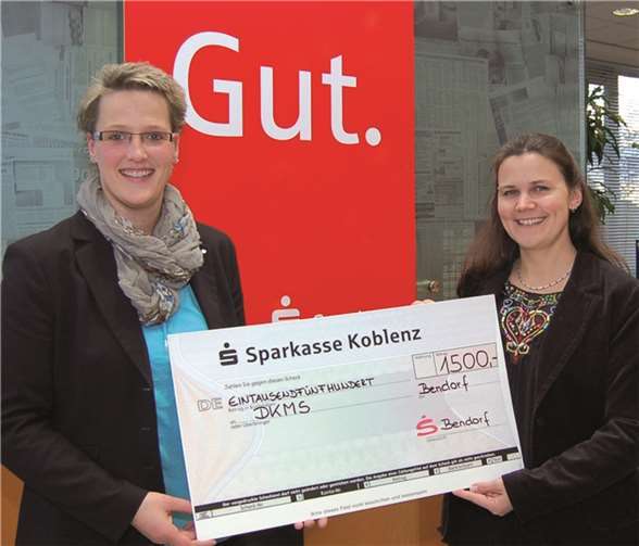 (V. r) Christine Rösen aus Koblenz nahm den symbolischen Scheck von Melanie Brüschke (Leiterin der Sparkasse Bendorf) entgegen.Privat