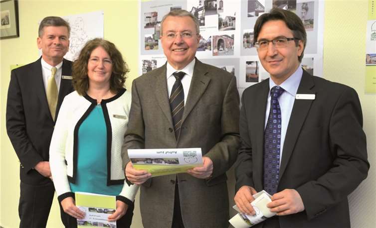 (V. r) Dr. Mehmet Sarikaya, Planungsamtsleiter, Landrat Frithjof Kühn, Beate Klüser, Stadtplanerin im Planungsamt, Michael Jaeger, Planungsdezernent des Rhein-Sieg-Kreises.Privat