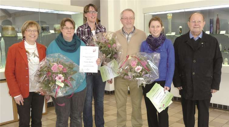 (V. r) Herr Moers (Vorsitzender des Kreisverbandes Bonn-RS des Volksmusikerbundes NRW) hat die Ehrungen durchgeführt; Jacob-Matthias Drossard (1. Vorsitzender), Karin Beier (25 Jahre aktive Mitgliedschaft), Nadine Kabus (30 Jahre aktive Mitgliedschaft) und Anita Drossard (Geschäftsführerin).Privat