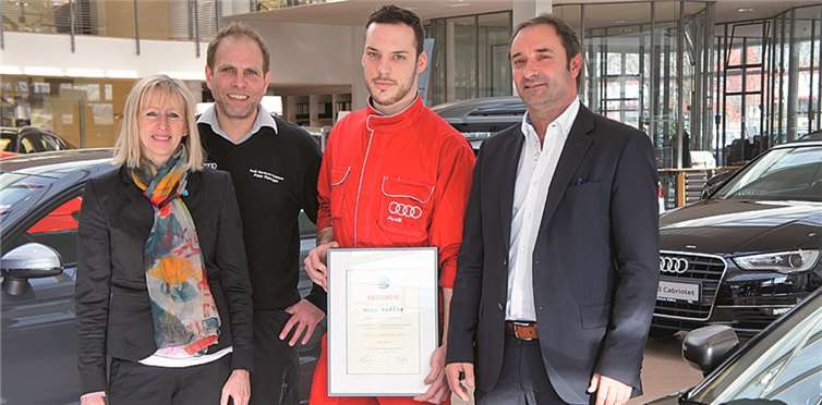 V. r.: Holger-Marie Schwarz (Geschäftsführer) Nico Keßler, Peter Remagen, Christine Kersten-Denkel (Ausbildungsleiterin der LöhrGruppe). privat