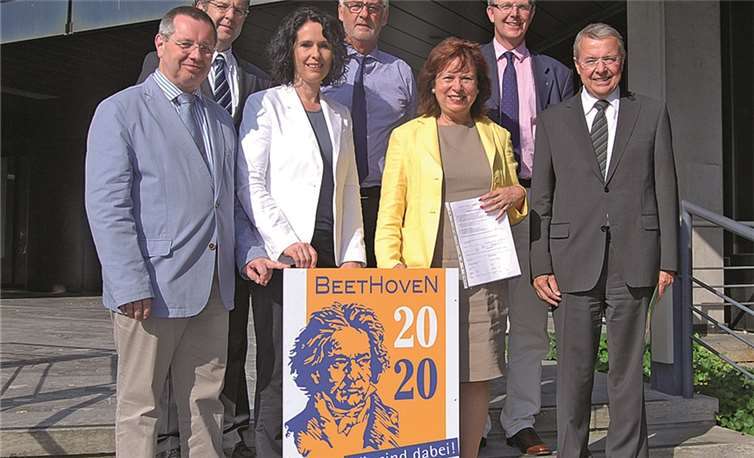 (V. r.) Landrat Frithjof Kühn, Axel Voss, MdEP, Ilka von Boeselager, MdL, Bürgermeister Franz Huhn, Elisabeth Winkelmeier-Becker, MdB, Thomas Wagner, Kulturdezernent des Rhein-Sieg-Kreises und Dr. Stephan Eisel, Vorsitzender „Bürger für Beethoven“. Privat