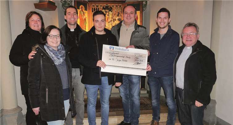 V. r.: Pastor Ralf Birkenheier, Messdiener Lukas Ellerich , Jürgen Mittler, Messdiener Tim Fuchs, Kaplan Peter Zillgen, Messdienerin Laura Berresheim und Sandra Dietrich-Fuchs bei der Scheckübergabe in der Thürer Pfarrkirche. FRE