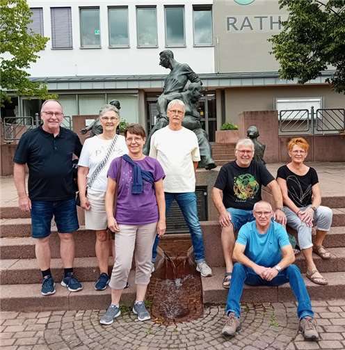 (V. r. n. l.): Trimbser Delegation vor dem Rathaus in Kaufungen (Nordhessen) anlässlich des Festaktes „1000 Jahre Stiftskirche“ - Rita Kiefer, Walter Heuser, Raimund Kiefer, Rolf Dietrich, Petra Heuser, Heidi Schmitt und Peter Schmitt.  Foto: privat