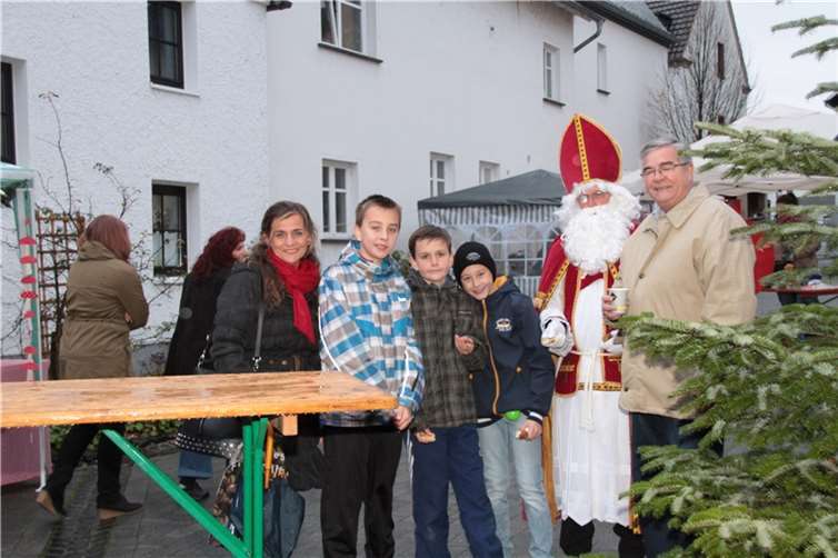 V. re.: Inselbürgermeister Josef Gans, Achim Berens, als Niederwerther Nikolaus, Nikola Vater-Uhlig, Schulleiterin der Niederwerther Schule.