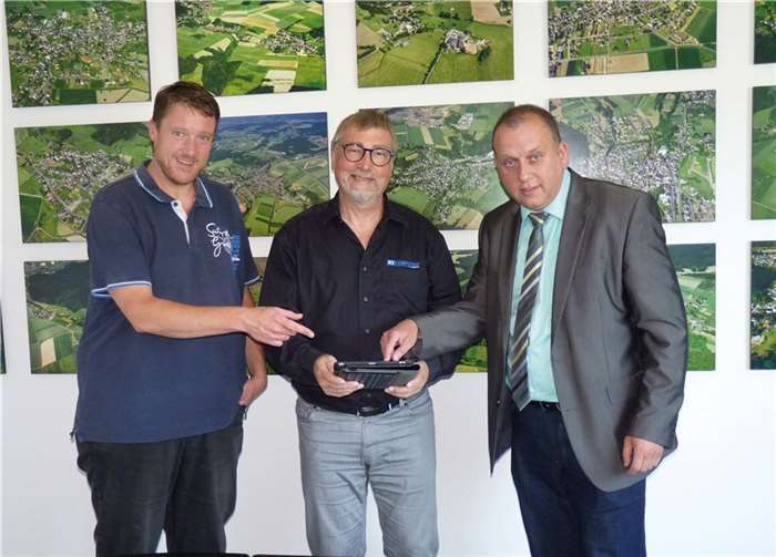 V. re. VG-Bürgermeister Johannes Bell, Reiner Stutz (Geschäftsführer RS Computer) und Sven Schmitt (IT-Abteilung der VG Brohltal). Foto: RS Computer