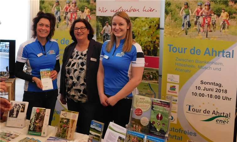 V. re. n. li.: Esther Erharter, Gemeinde Blankenheim, Marion Wamig, Touristinformation Hocheifel-Nürburgring und Ulla Dismon, Mittelahr Touristik, Verbandsgemeinde Altenahr, präsentierten den Besuchern auf der ADFC RadReisemesse in Bonn die „Tour de Ahrtal“. privat