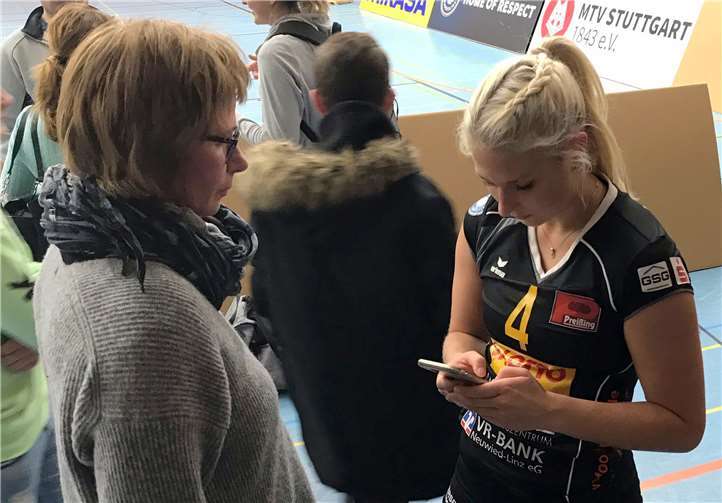 VCN-Spielerin Maike Henning zeigte sich nach dem 2:3 gegen StuttgartII sehr enttäuscht. Mama Iris (links) war beim Auswärtsspiel in Baden Württemberg dabei.
