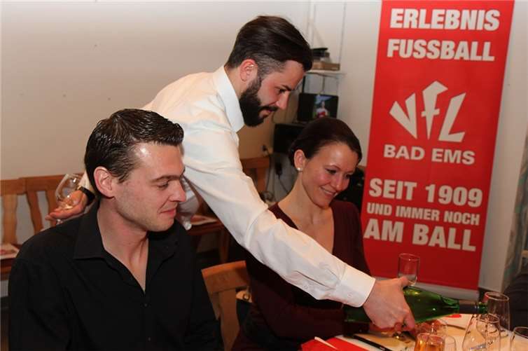 VFL-Spieler Etienne Kecskemeti macht auch im Service beim Galadinner eine gute Figur.