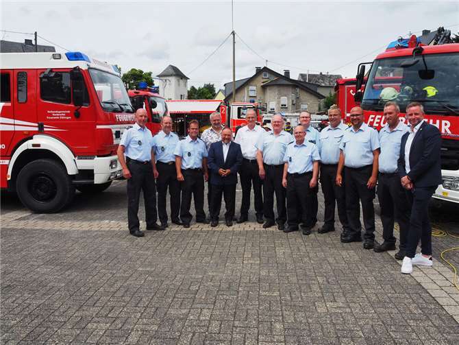 VG-Bürgermeister Alfred Schomisch (5.v.l.) und Landrat Marko Boos (1.v.r) waren nur einige der hochrangigen Persönlichkeiten, die der Freiwilligen Feuerwehr Ettringen zum 100. Bestehen gratulierten.  Fotos: BS