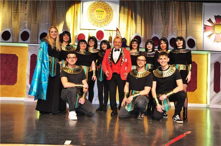 VG-Bürgermeister Alfred Schomisch im Kreis der Damen und Herren des Elferrates und der Organisatorinnen Anna Döpken und Julia Lanz.  Fotos: BS