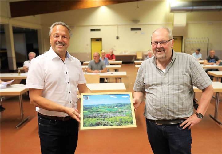 VG Bürgermeister Breithausen (li.) übergab Hans-Werner Breithausen (re.) zum 1. Juli offiziell die Amtsgeschäfte. Foto: VG Rengsdorf-Waldbreitbach