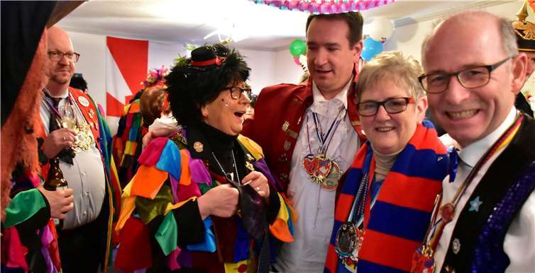 VG Bürgermeister Georg Hollmann (r.) und BeigeordneterThomas Przybylla feierten mit den närrischen Frauen im Rathaus.