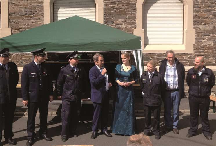 VG-Bürgermeister Helmut Probst verabschiedete den scheidenden Feuerwehrjugendwart Peter Nollen (r.).TE