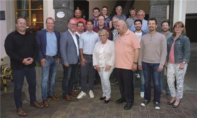 VG-Bürgermeister Jörg Lempertz (2. v.l.) und der neue Gemeinderat Rieden.Fotos: -FRE-