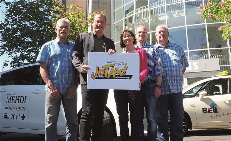 VG-Bürgermeister Jörg Lempertz (2.v.l.) freut sich, dass die Jugendlichen der VG Mendig nunmehr bessere Teilhabemöglichkeiten am gesellschaftlichen Leben erhalten und vor allem sicher nach Hause kommen.Fotos: VG Mendig