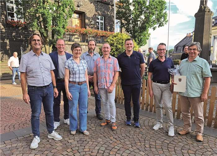 VG-Bürgermeister Jörg Lempertz (2.v.links) verabschiedet die ausgeschiedenen Ratsmitglieder.