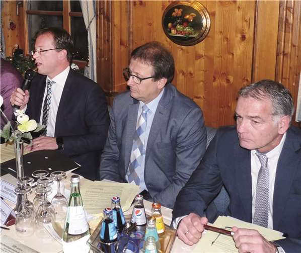 VG-Bürgermeister Jörg Lempertz (3.v.re.) stellte den Haushalt für 2016 vor. -FRE-
