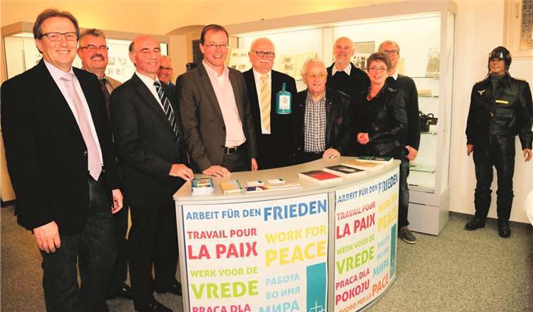 VG-Bürgermeister Jörg Lempertz (Bildmitte) begrüßte zahlreiche Ehrengäste zur Ausstellungseröffnung im Mendiger Rathaus. FRE