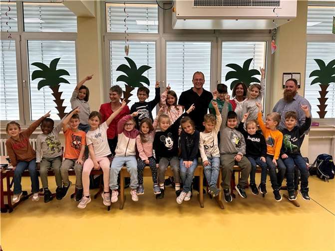 VG-Bürgermeister Jörg Lempertz (Mitte) und Schulleiterin Diana Pretz (2. v. l.) freuen sich mit Ute Dernbach, Teilbereichsleiterin Familien, Schulen und Soziales VG-Verwaltung Mendig und Peter Stein), IT-Administration und Benutzerservice VG-Verwaltung Mendig, über die neuen Lüftungsanlagen in der Grundschule Pfarrer Bechtel in Mendig.  Foto: VG-Verwaltung Mendig/Stefan Pauly