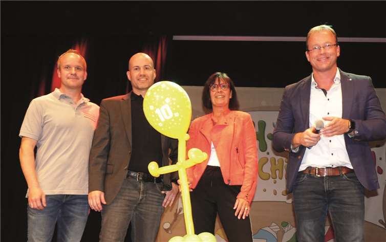 Programm der Extraklasse begeisterte zahlreiche Kinder und Eltern VG-Bürgermeister Jörg Lempertz bedankte sich bei seiner Mitarbeiterin Ute Dernbach-Brötz sowie bei Oliver Löhr (KSK Mayen) -2.v. links- und Rudolf Nick (IMMONICK).. FRE