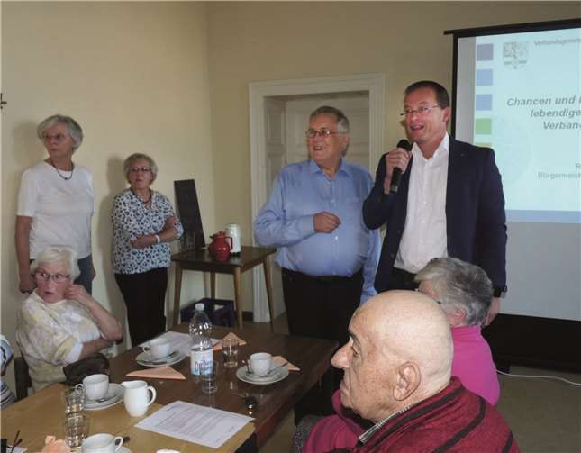 VG-Bürgermeister Jörg Lempertz erlebte bei den Seniorinnen und Senioren mit seinem Vortrag eine durchweg positive Resonanz. -FRE-