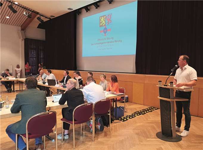 VG-Bürgermeister Jörg Lempertz gelang es, die anwesenden Zuhörer mitzunehmen und von dem Kompromiss, den der VG-Rat in zähen Verhandlungen mit den zuständigen Stellen erreichen konnte, zu überzeugen.