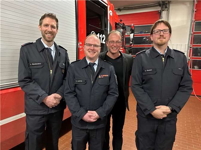 VG-Bürgermeister Jörg Lempertz gratuliert der neuen Wehrführung der Freiwilligen Feuerwehr Mendig, Lukas Reutelsterz (links) und Christopher Wittig (2. v. l.), und dankt Daniel Klemm (rechts) für seine als Wehrführer geleisteten Dienste.  Foto: VG-Verwaltung Mendig/Stefan Pauly