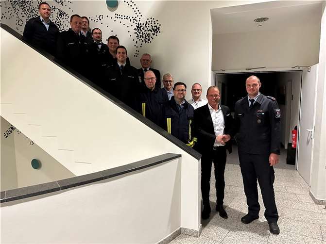 VG-Bürgermeister Jörg Lempertz gratulierte Tim Skubch zur Wahl zum stellvertretenden Wehrleiter der VG Mendig.  Foto: VG-Verwaltung Mendig/ Stefan Pauly