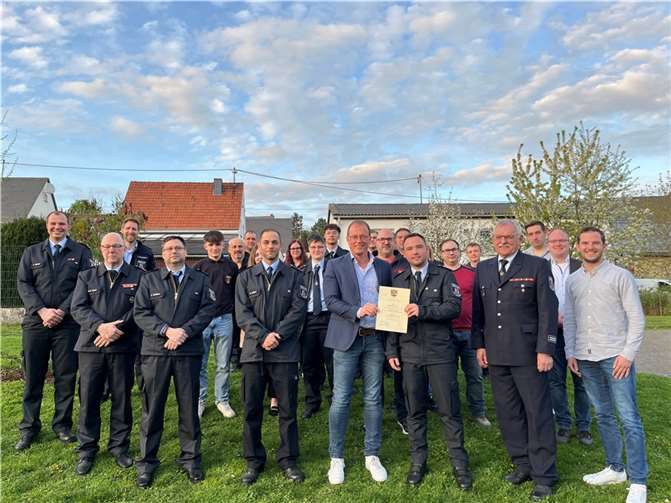 VG-Bürgermeister Jörg Lempertz händigte Max Lipke die Ernennungsurkunde zum Wehrführer der Freiwilligen Feuerwehr Thür aus.  Foto: VG-Verwaltung Mendig / Imke Born