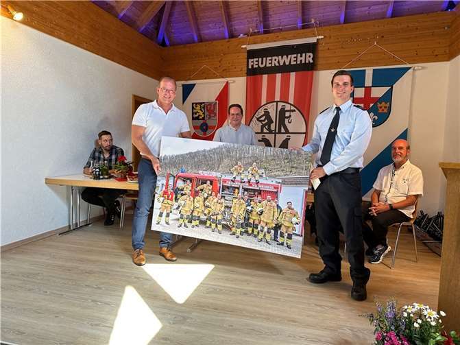 VG-Bürgermeister Jörg Lempertz (l.) überreicht dem Volkesfelder Wehrführer Matthias Wingender das Geschenk zum 130. Geburtstag der Freiwilligen Feuerwehr Volkesfeld.  Foto: VG-Verwaltung Mendig/Pauly