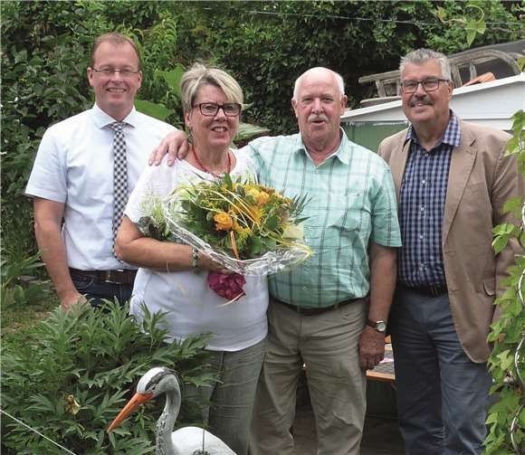 VG-Bürgermeister Jörg Lempertz (l.) und Stadtbürgermeister Hans Peter Ammel (r.) gratulierten den Eheleuten Mintenig zur Goldenen Hochzeit.Foto: FRE