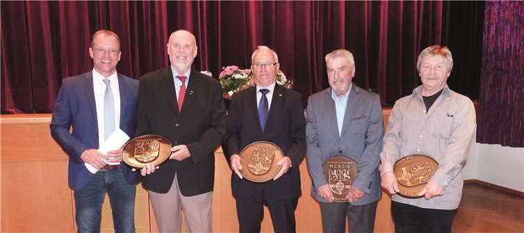 VG-Bürgermeister Jörg Lempertz (l.) zeichnete ausgeschiedene Ratsmitglieder mit dem großen Wappenteller der VG-Mendig aus; (v.r.) Lothar Hackenbruch, Helmut Assenmacher, Theo Winkel und Hermann Kleber. Fotos: FRE
