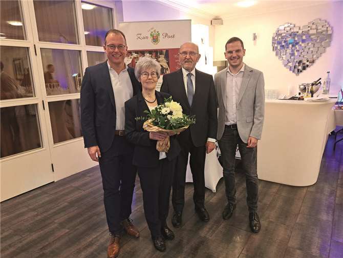 VG-Bürgermeister Jörg Lempertz (li.) und Ortsbürgermeister Lukas Ellerich (re.) gratulierten den Eheleuten Herbert und Irene Klabautschke zur Eisernen Hochzeit. Foto: FRE