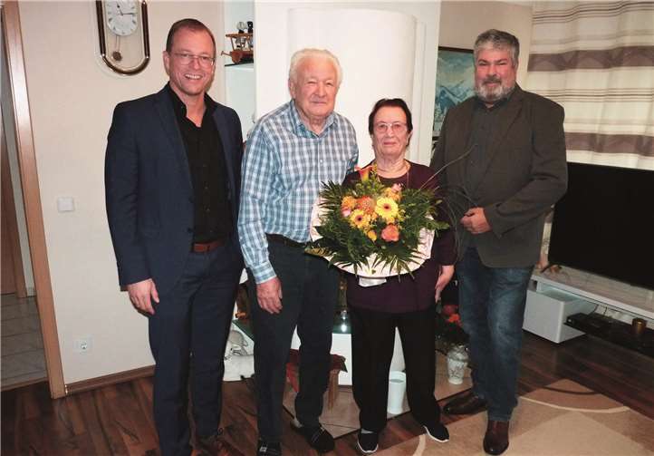 VG-Bürgermeister Jörg Lempertz (li.) und der erste Beigeordnete Achim Grün gratulierten den Eheleuten Alexander und Emma Gebhard zur Diamanthochzeit. Foto: FRE