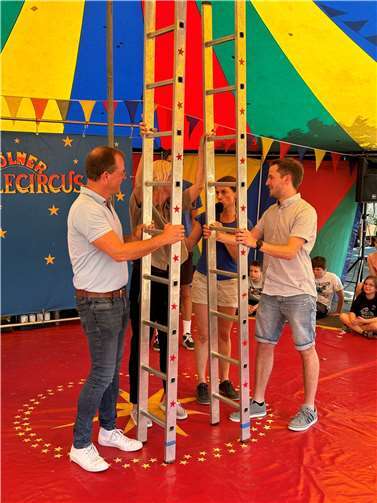 VG-Bürgermeister Jörg Lempertz (links), Schulleiterin Ellen Küpper und Ortsbürgermeister Lukas Ellerich mussten beim Schulfest der Grundschule Thür auch in die Manege.  Foto: VG-Verwaltung Mendig/Pauly